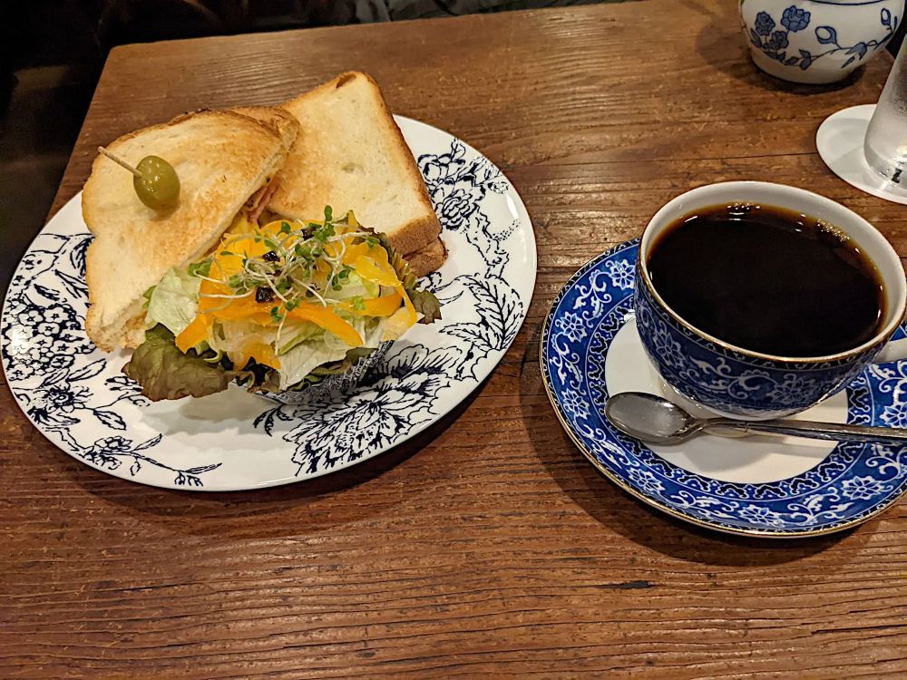 渋谷の「茶亭 羽當（ちゃてい はとう）」のビーフサンドとブレンドコーヒーです。渋谷でめっちゃ人気のレトロカフェで、休日にはすごく混み合います。
