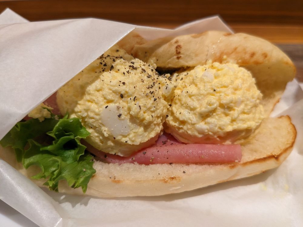 モリバコーヒー渋谷円山町店で食べたモーニング「たまごハム」のサンドです。