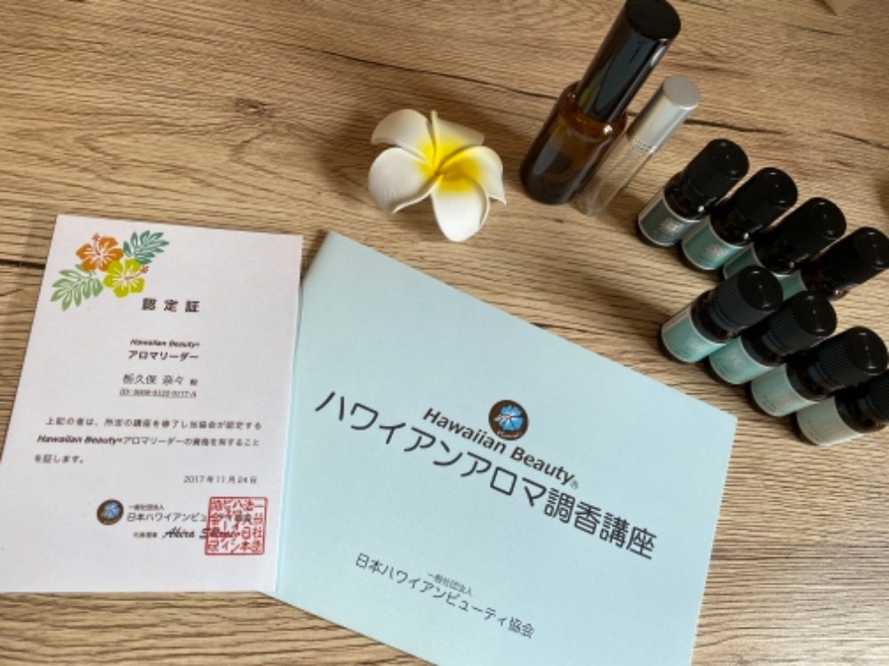 日本ではなかなか手に入らないハワイのお花の香り。8種類を使ってルームスプレーや香水、ブレンドオイルの3種類を調香していきます。