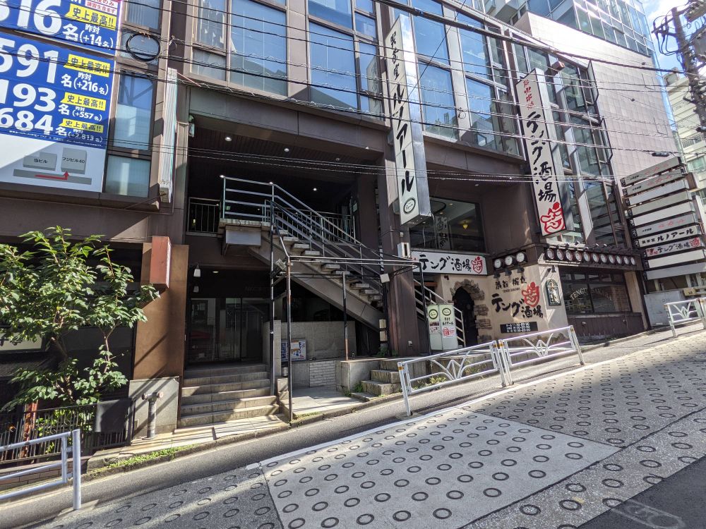 桜丘エリアにある喫煙可能店と言えば「喫茶室ルノアール渋谷南口店」です。紙巻タバコ専用ブースあり・加熱式専用ルームありで、落ち着いたカフェです。